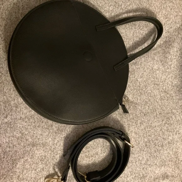 Carlos Santana 13" Round Black Faux Leather Crossbody Handbag zebra print inside - Picture 6 of 6